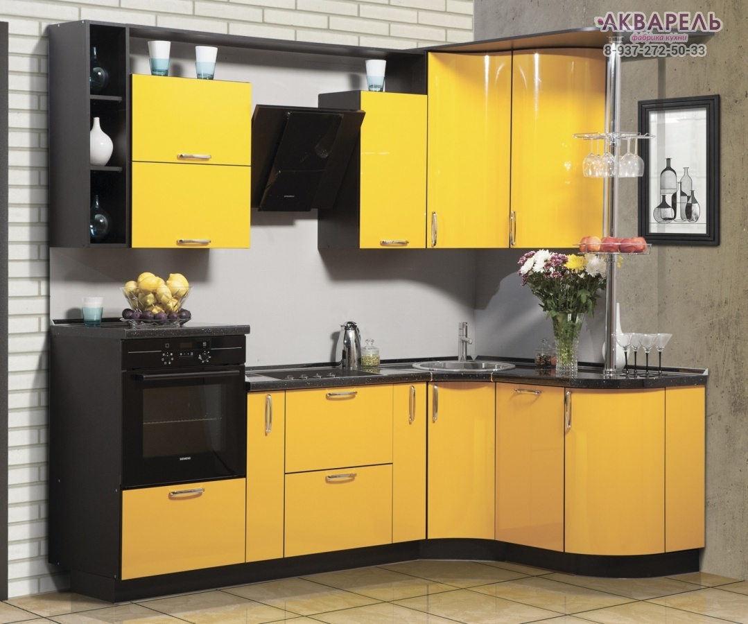 Фабрика трио. Желтый кухонный гарнитур. Желтая угловая кухня. Угловая кухня желтого цвета. Желтая маленькая кухня угловая.
